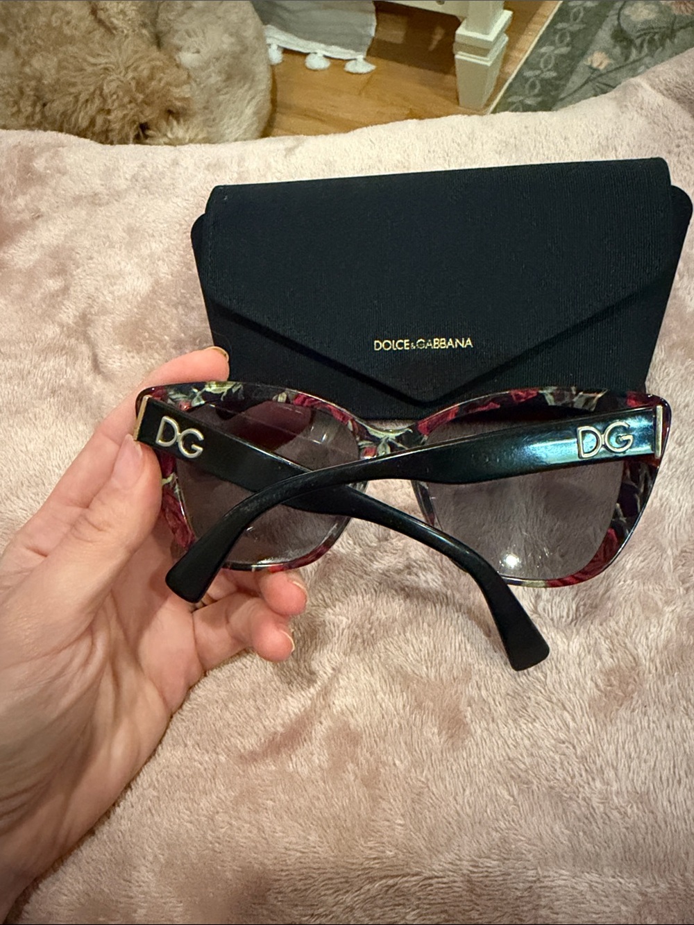 Dolce & Gabbana Black Cat-Eye Sunglasses with Tortoiseshell Temples - Picture 3 of 3